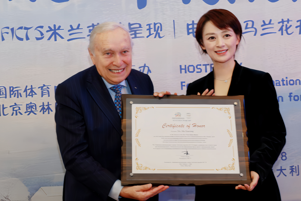 这是国际体育电影电视联合会主席弗兰克&middot;阿斯卡尼向电影《马兰花开的声音》导演兼总制片人马晓静颁发“国际体育精神传播奖”。（受访者供图）