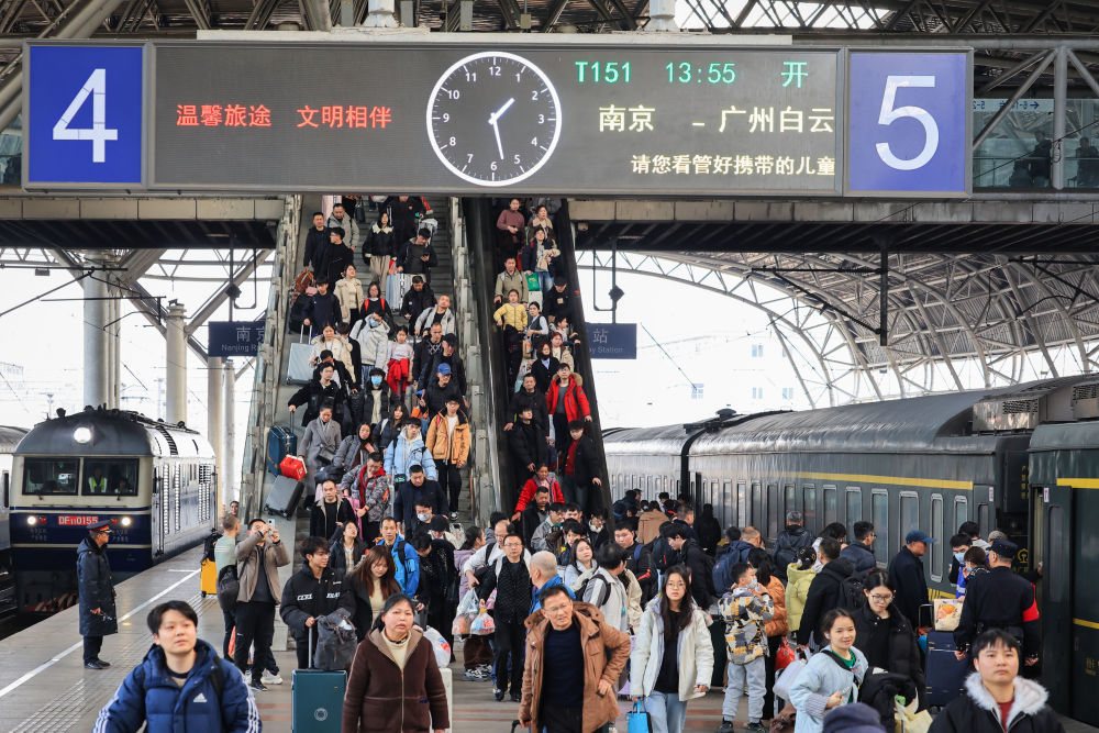 2026年2月13日，旅客在南京火车站乘车出行。新华社发（苏阳 摄）