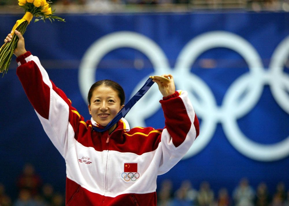 2002年2月16日，中国选手杨扬在美国盐湖城第19届冬季奥运会短道速滑女子500米决赛中勇夺金牌，实现了中国在冬奥会上金牌“零的突破”。新华社记者 赵迎新 摄
