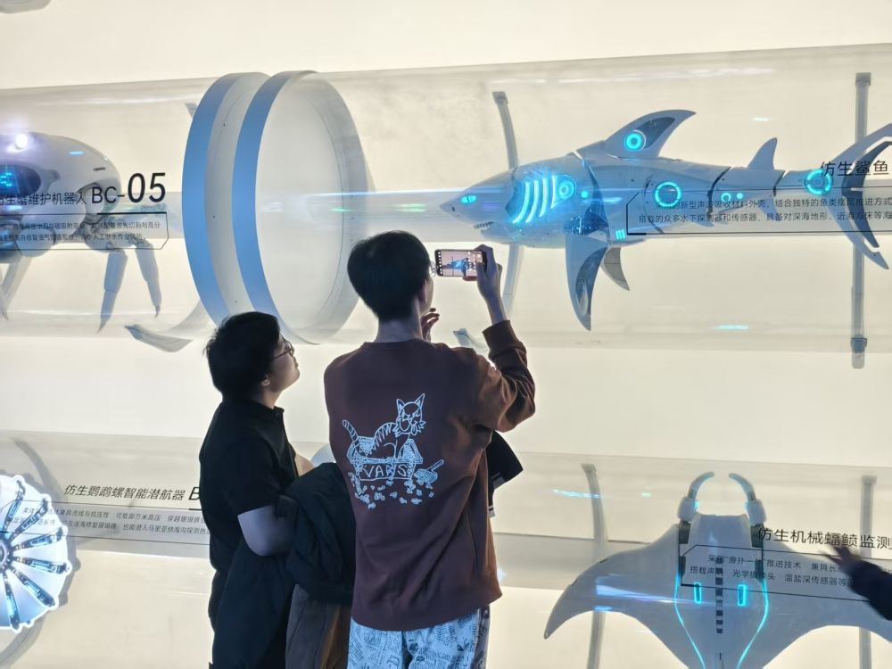 2月20日，游客在国家海洋博物馆“未来海洋”展厅参观。(受访单位供图)
