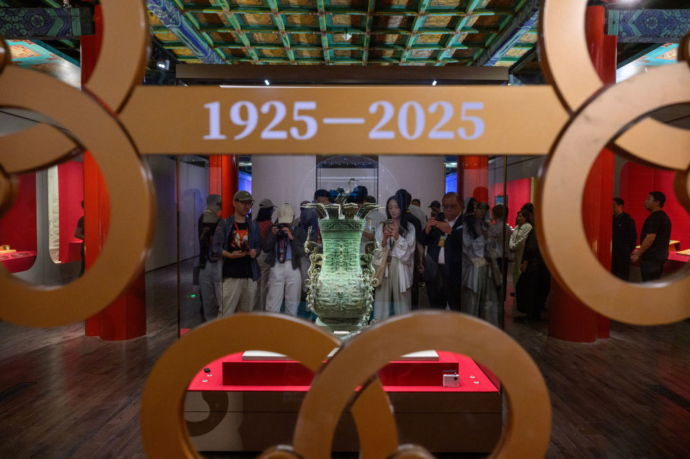 2025年9月29日，“百年守护——从紫禁城到故宫博物院”展览开幕式在北京故宫博物院举行，观众参观青铜莲鹤方壶。2025年是故宫博物院建院100周年。