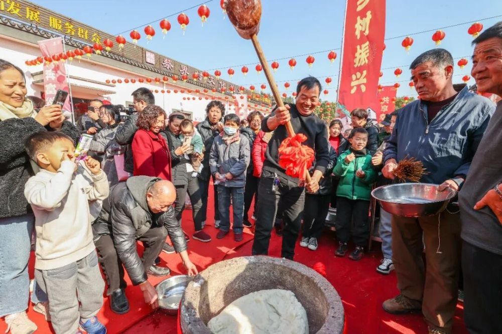 2025年1月18日，浙江省湖州市德清县新市镇蔡界村村民围观传统打年糕。新华社发（姚海翔 摄）