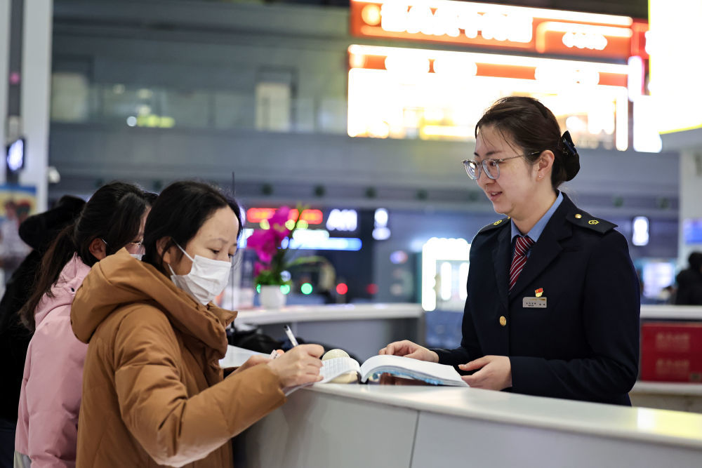 2026年2月2日，甘肃兰州西站工作人员为旅客提供服务。新华社发（侯崇慧 摄）