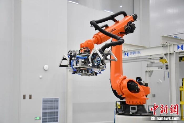 首颗“雄安造”卫星完成生产下线。中新社记者 韩冰 摄