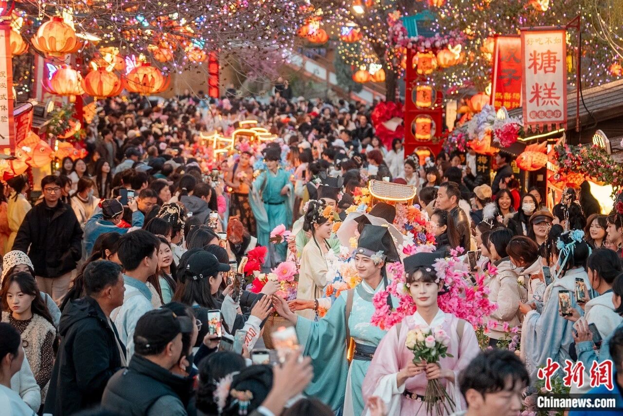 开封清明上河园“大宋簪花游园会”吸引游客。 袁航 摄