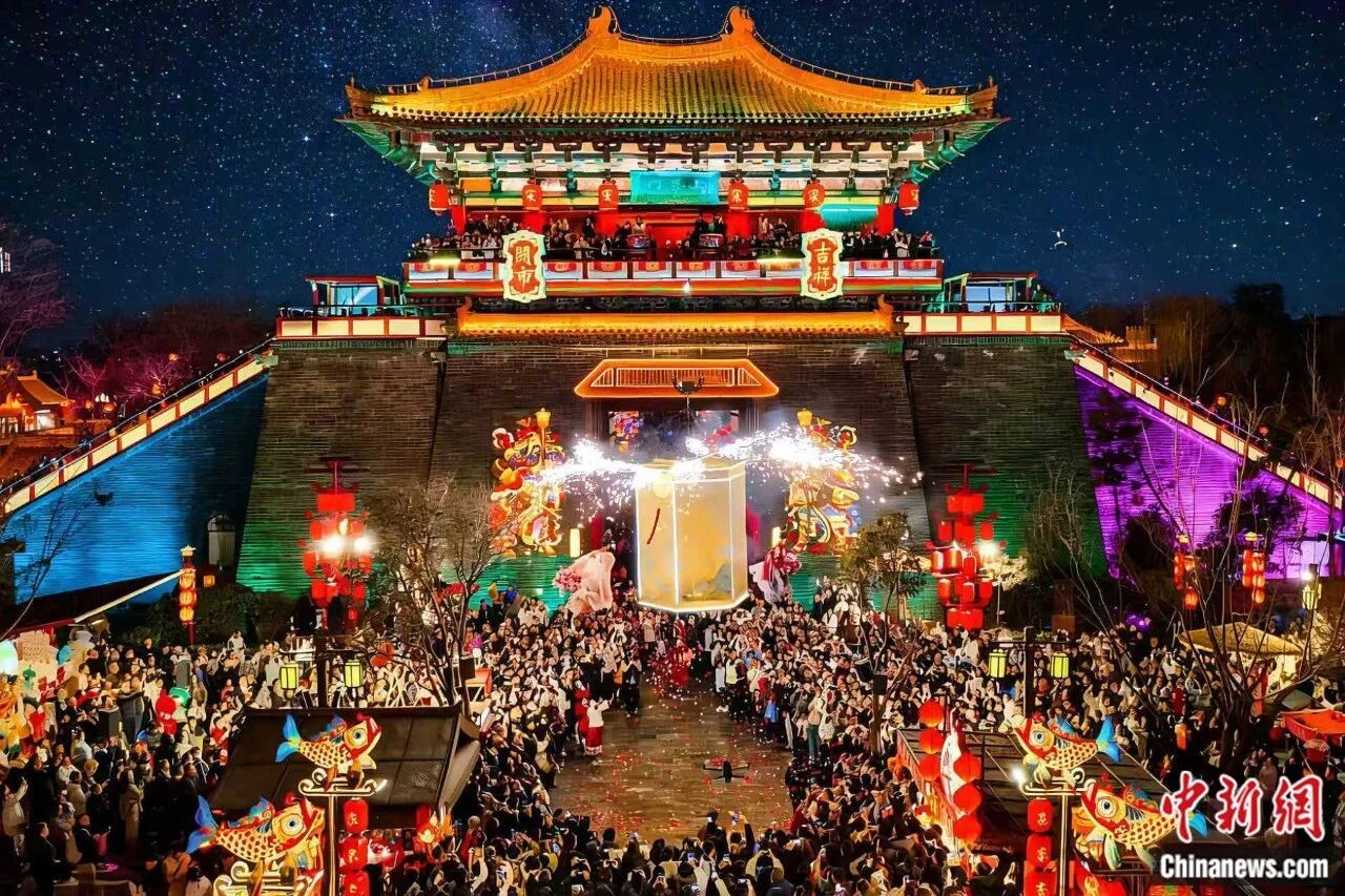河南开封清明上河园夜间演出。 清明上河园供图