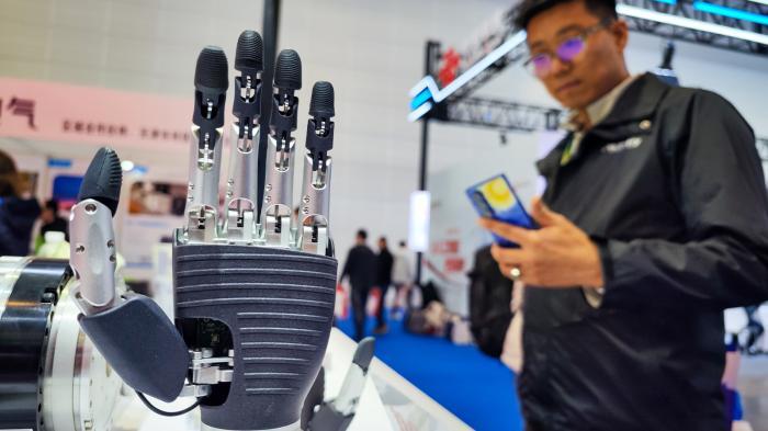 3月18日，天津，观众参观灵巧手机器人设备。中新社记者 佟郁 摄