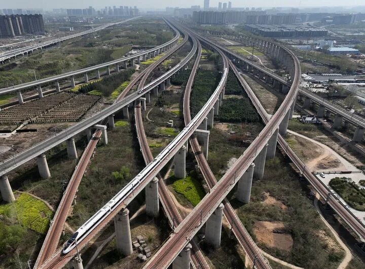 在河南省郑州市拍摄的纵横交错的高铁线路（无人机照片）。新华社记者 李嘉南 摄