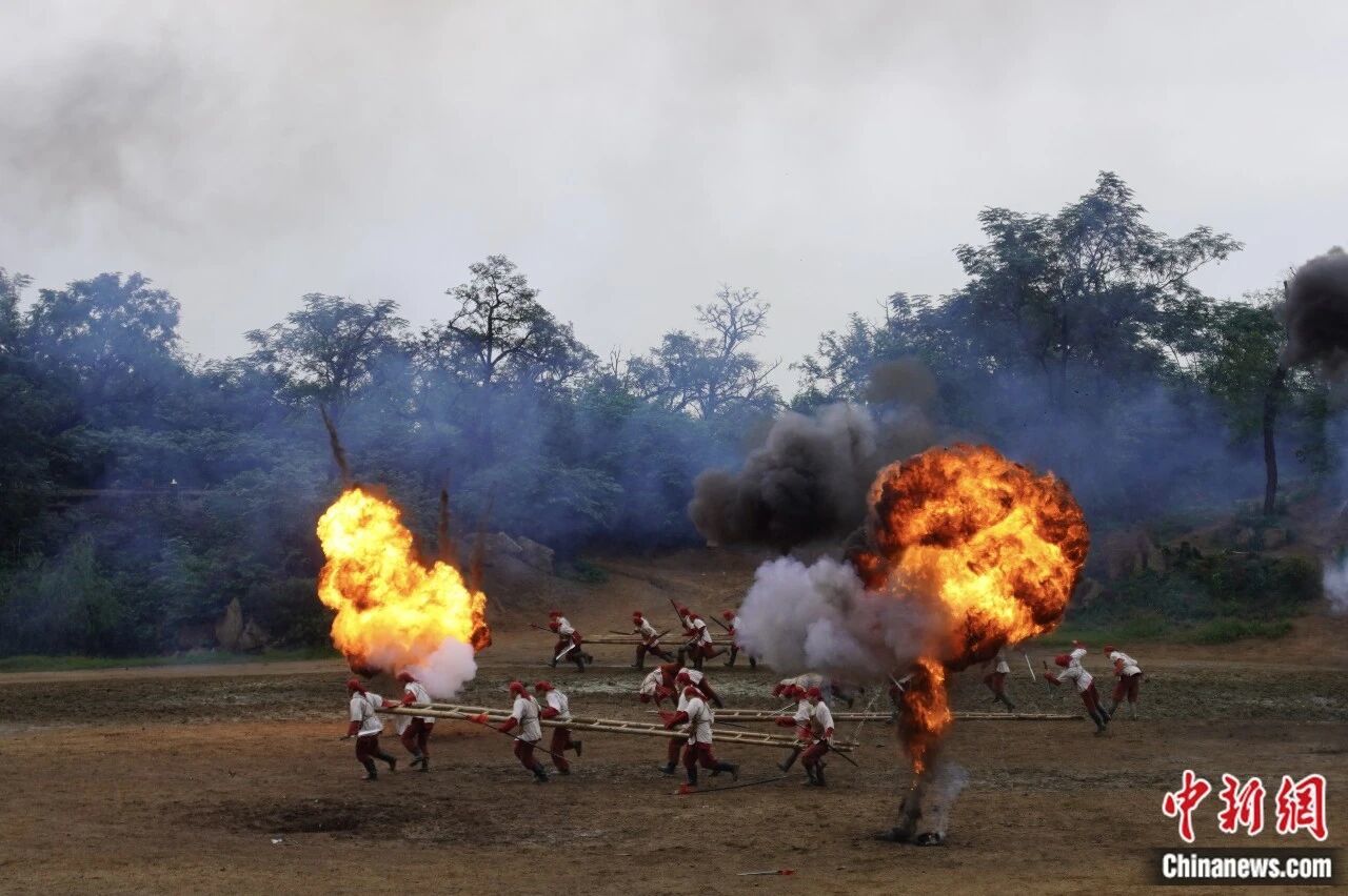河南开封万岁山武侠城实景演出现场。 连晨宇 摄