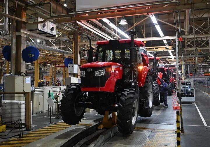 工人在位于河南洛阳的国机集团中国一拖大轮拖总装线作业。新华社记者 李嘉南 摄