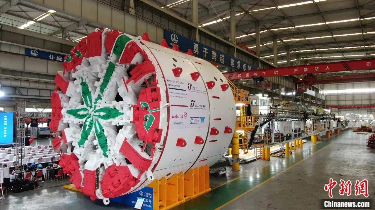 世界首台绿色盾构机在郑州下线。 杨格 摄