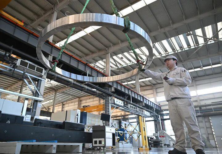工人在位于河南洛阳的洛轴集团智能工厂生产线上作业。新华社记者 李嘉南 摄