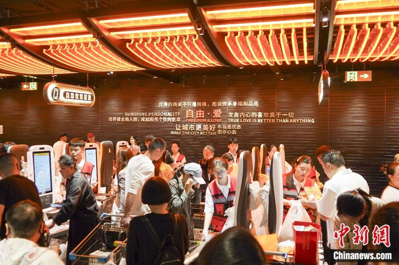 消费者在胖东来超市结账。 范晓恒 摄