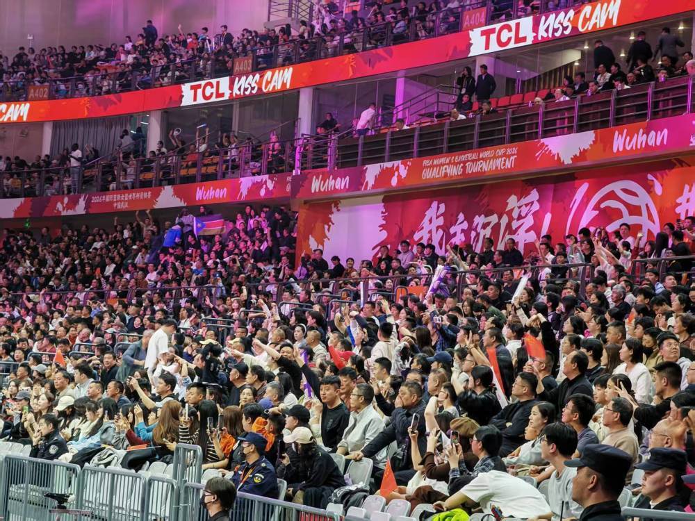 观众在武汉体育中心体育馆观看国际篮联女篮世界杯资格赛。新华社记者 乐文婉 摄
