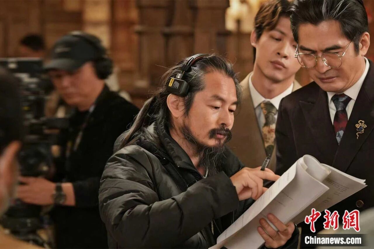 微短剧主创人员交流剧本。 大志影视基地供图