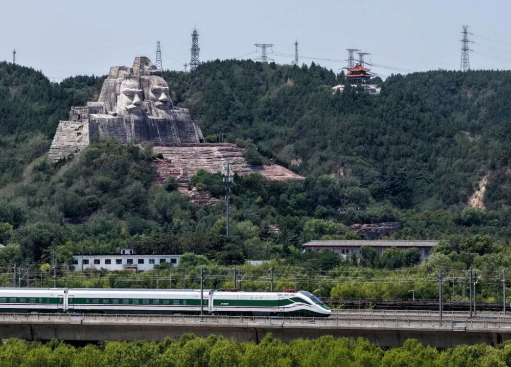 这是位于黄河郑州段河畔的炎黄二帝像（无人机照片）。新华社记者 李嘉南 摄