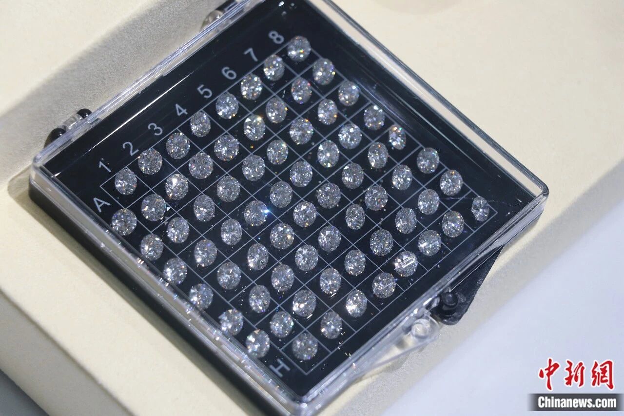 各种规格的培育钻石。 李海珠 摄