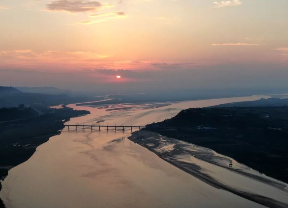 这是豫陕交界附近拍摄的黄河景色。新华社记者 郝源 摄