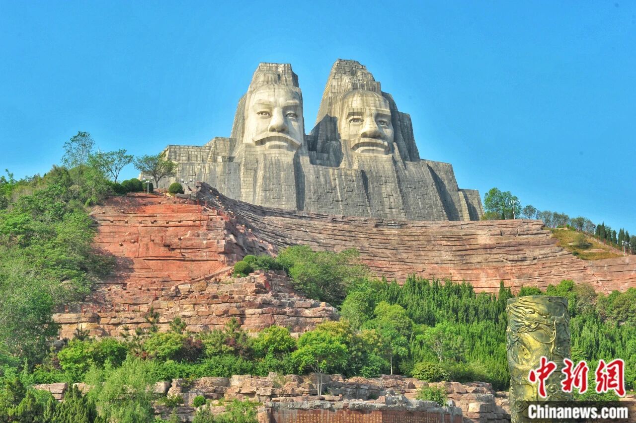 图为河南郑州炎黄二帝塑像。 王羿 摄