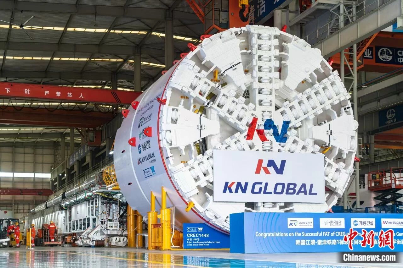 出口韩国盾构机在郑州下线。 杨格 摄