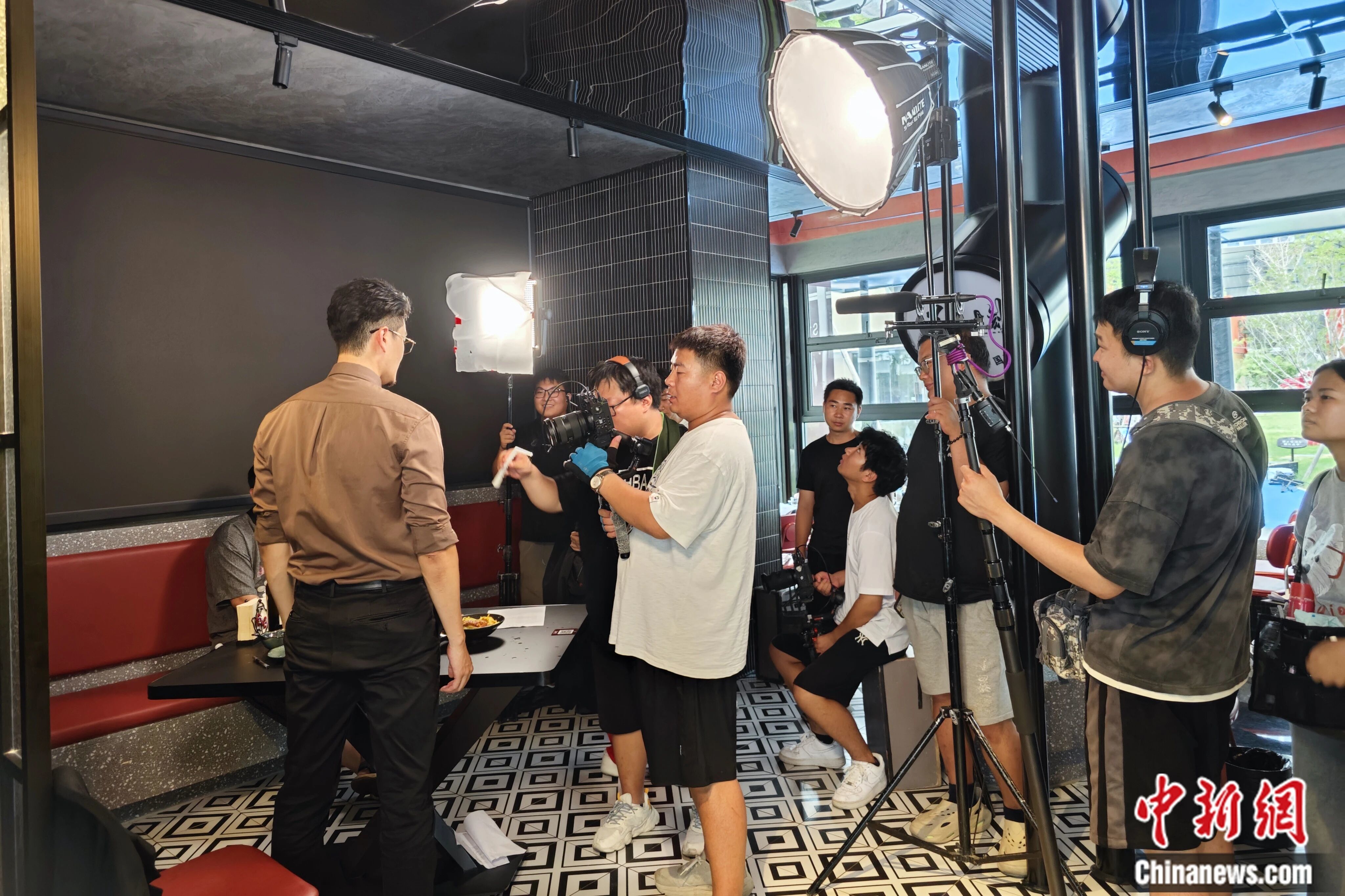 河南郑州一处微短剧拍摄现场。 张楠 摄