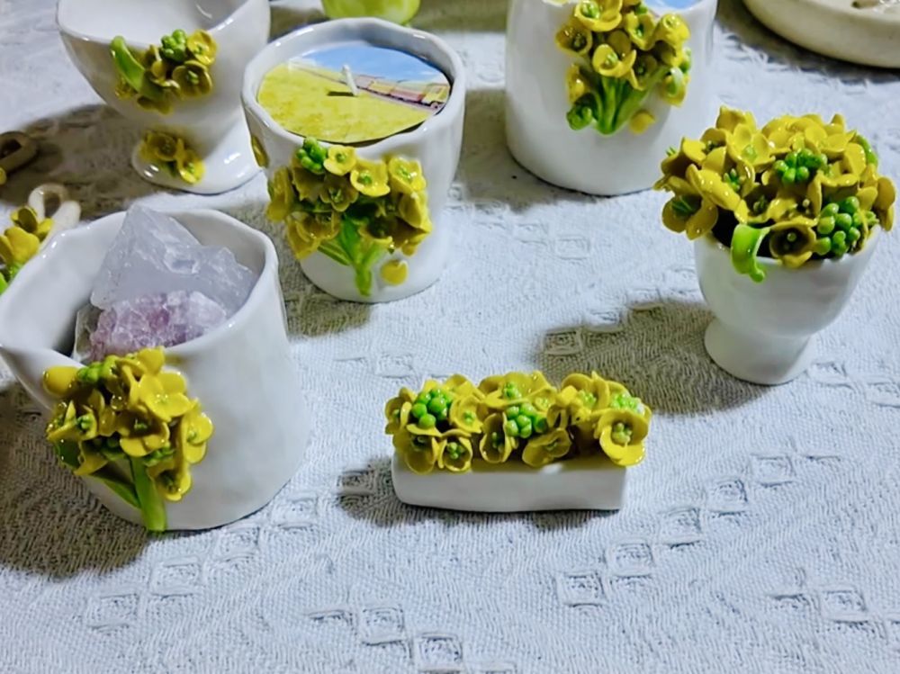 返乡创业青年韩绍华制作的带有油菜花元素的文创产品。新华社记者熊轩昂 摄