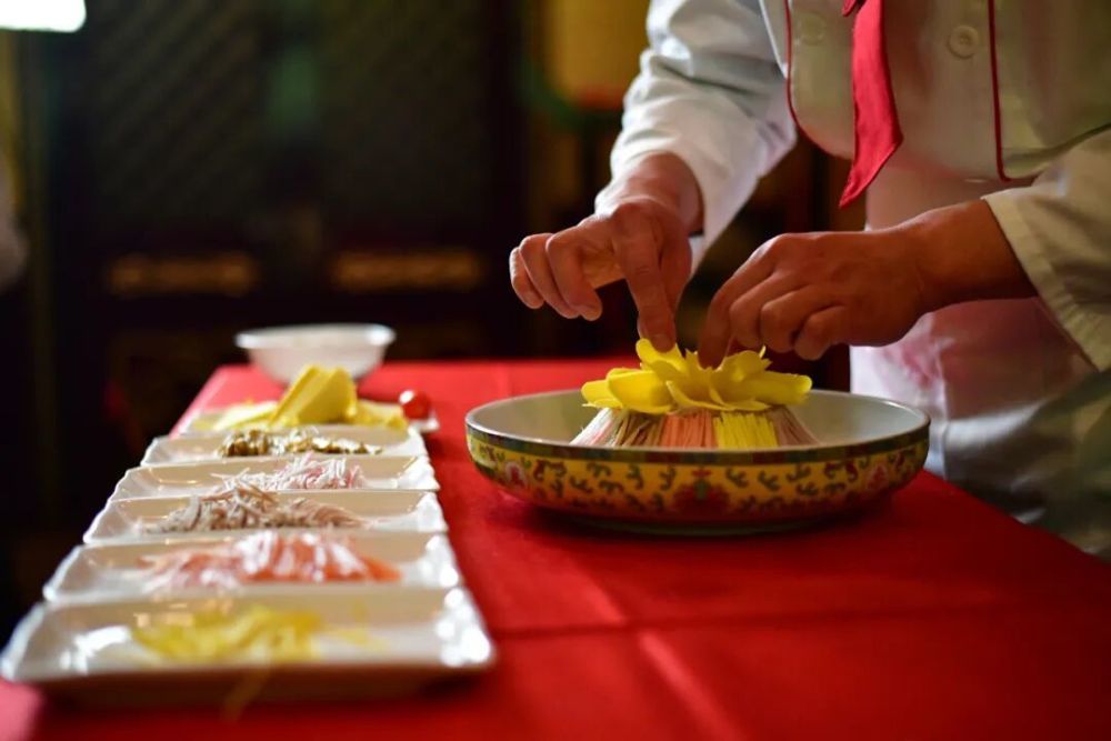 洛阳水席燕菜：“碗里的牡丹”。新华社记者 冯大鹏 摄