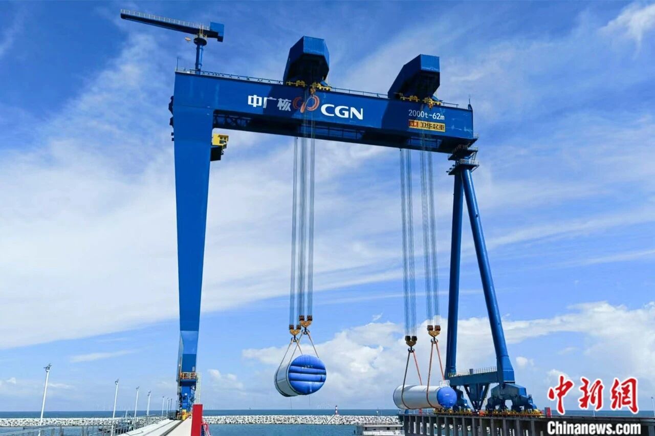 卫华中广核2000吨起重机。 长垣市委宣传部供图
