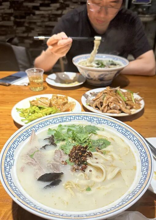 一名食客在郑州一家烩面馆内品尝河南烩面。新华社记者 吴刚 摄