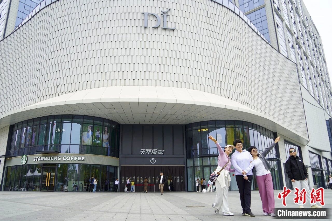 图为河南本土商超胖东来。 范晓恒 摄