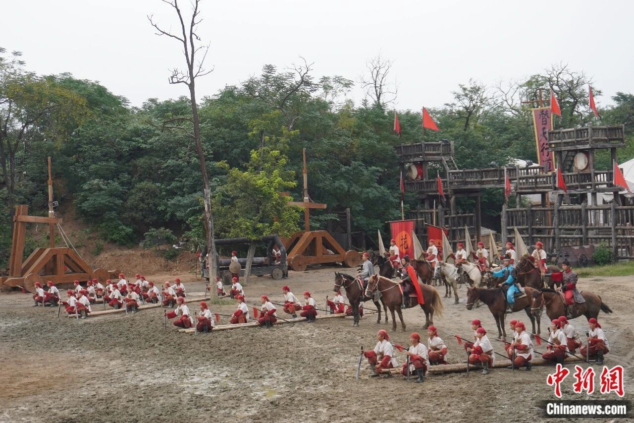 南开封万岁山武侠城实景演出现场。 连晨宇 摄
