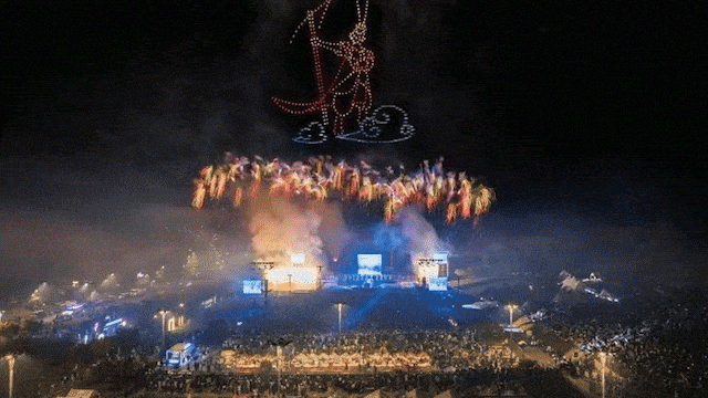 江苏园博园烟花无人机表演。