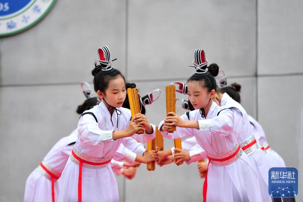 ↑ 5月29日，湖北省宜昌市秭归县实验小学学生在“花开新时代 童心向未来”为主题的“迎六一”活动中朗诵屈原作品《楚辞》。新华社发（王辉富摄）