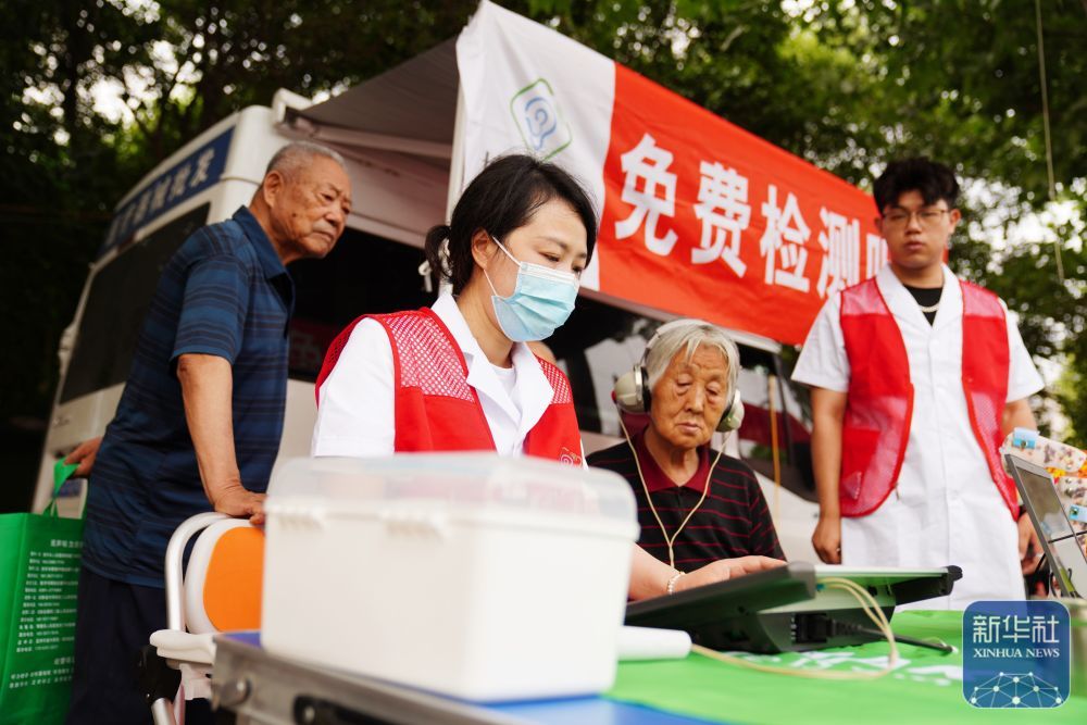 ↑ 5月15日，医护人员在河南省沁阳市举行的全国助残日主题活动中进行爱心义诊。新华社发（张新雨摄）