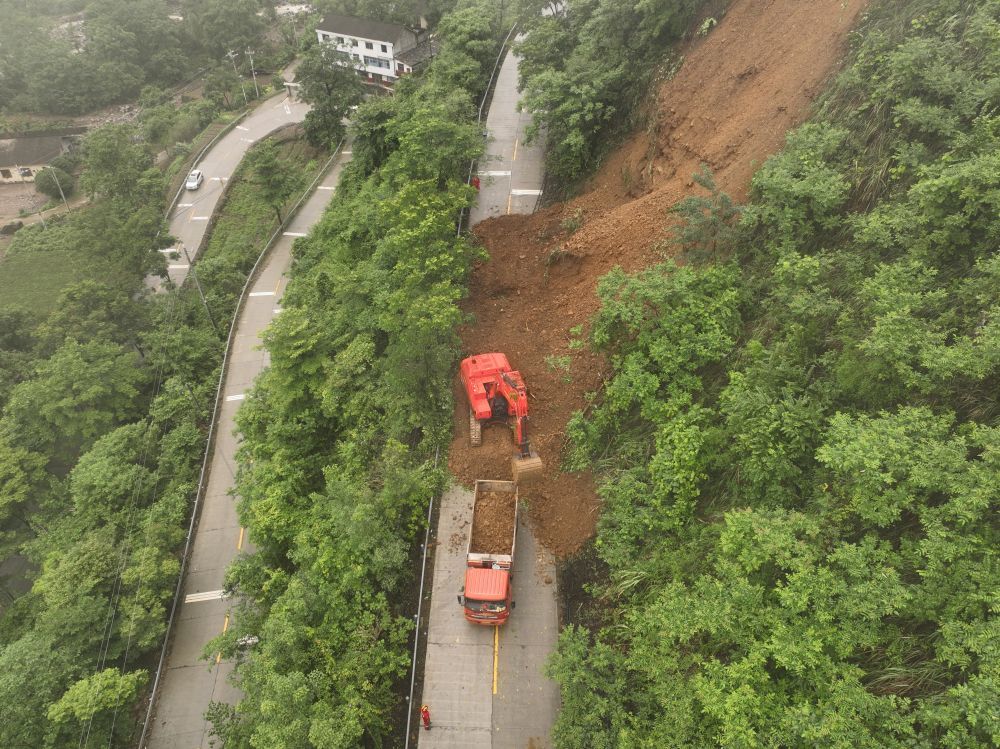 5月25日，中国安能一局长沙基地救援队员正在抢通石门县一处受阻路段。（受访单位供图）