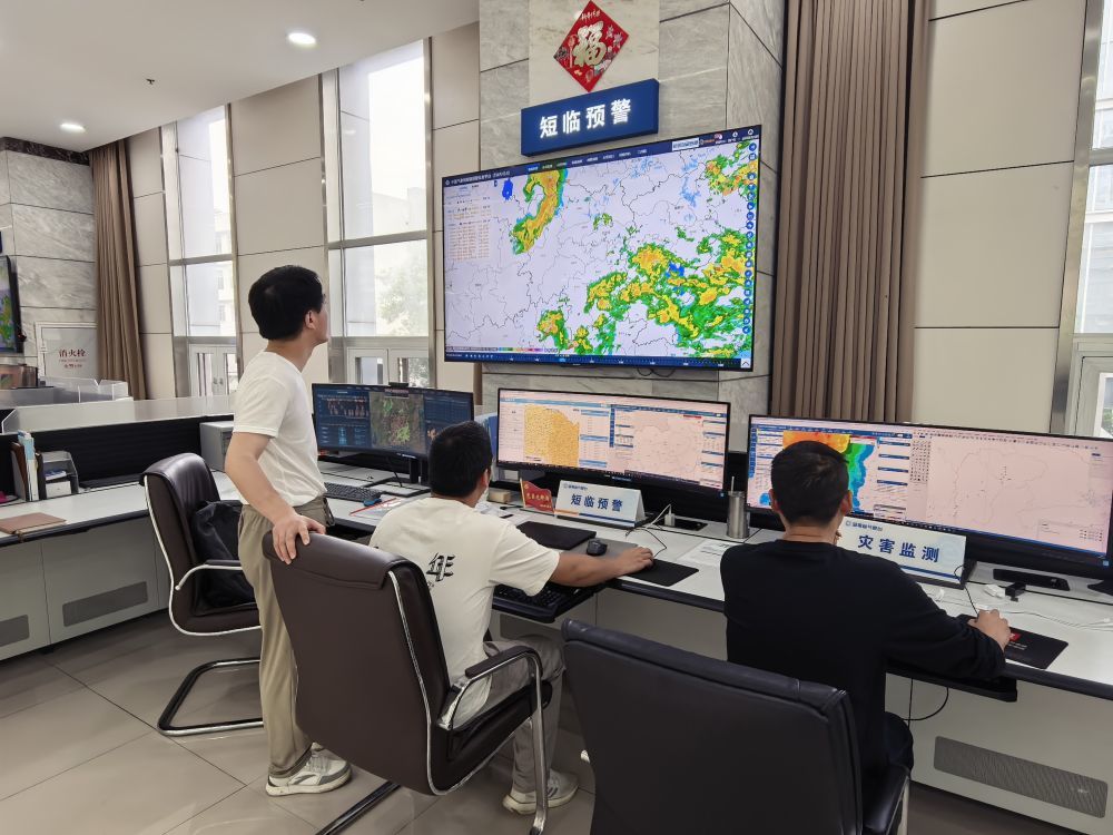 湖南省气象台工作人员加强短时临近预报预警业务值班值守。（湖南省气象台供图）