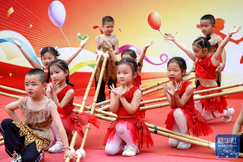 ↑ 5月29日，在湖北省十堰市郧阳区城关一小举办的庆“六一”活动上，孩子们在表演文艺节目。新华社发（曹忠宏 摄）