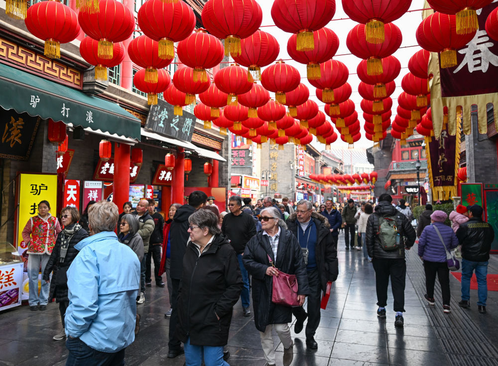 2026年3月3日，入境旅客在天津古文化街游览。新华社记者孙凡越 摄