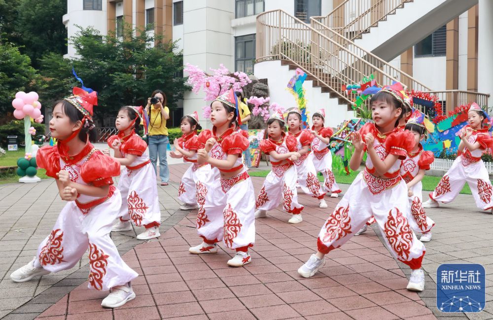 ↑ 5月29日，在湖北省武汉市，湖北省省直机关第二幼儿园的小朋友在表演舞蹈。新华社发（赵军摄）