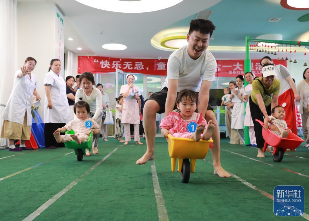 ↑ 5月30日，在河南省焦作市温县妇幼保健院公益早教课堂，小朋友和家长玩亲子游戏。新华社发（黄福兴摄）