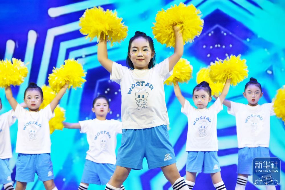 ↑ 5月30日，小朋友们在云南省蒙自市华星幼儿园开展的“健康成长 与美同行”庆“六一”文艺展演活动上表演节目。新华社发（薛莹莹摄）