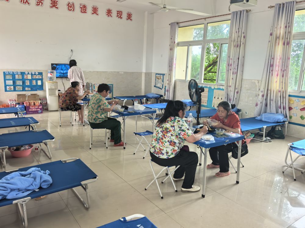 重庆永川区寿永小学安置点的群众在用餐。（重庆永川区委宣传部供图）