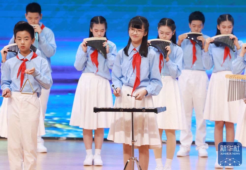 ↑ 5月27日，湖北省水果湖第一中学七年级学生在武汉市中小学艺术展演暨庆“六一”活动中表演节目。新华社发（赵军摄）