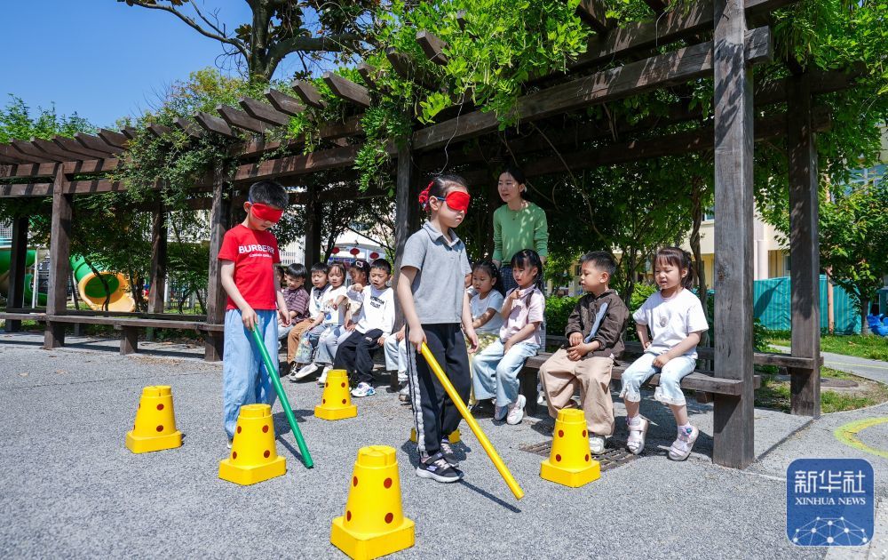 ↑ 5月15日，在江苏省泰州市姜堰区第二实验幼儿园，小朋友戴着眼罩感受视障人士出行。新华社发（周社根摄）