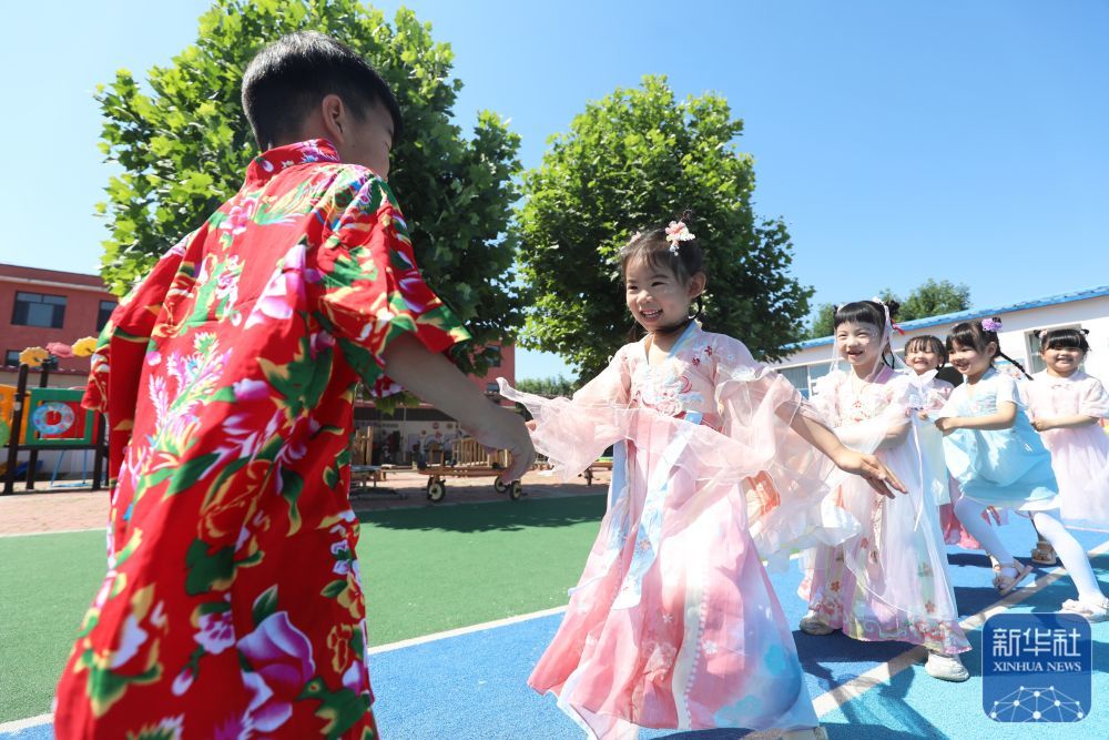 ↑ 5月30日，在河北省唐山市丰润区杨官林镇第一中心幼儿园，小朋友在玩老鹰捉小鸡游戏。新华社发（朱大勇摄）