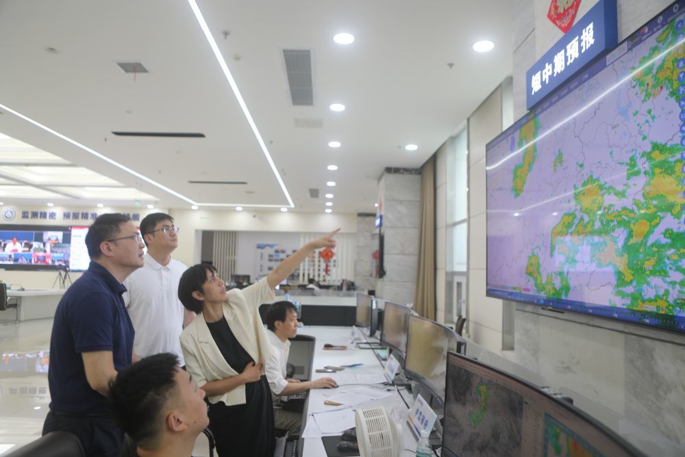 5月22日，湖南省气象局工作人员在进行会商研判，部署强降雨预报服务工作。（湖南省气象局供图）