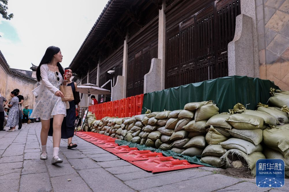 ↑ 安徽省黄山市徽州区呈坎古村一处古建筑前的防汛沙袋（7月11日摄）。新华社记者 常能嘉 摄