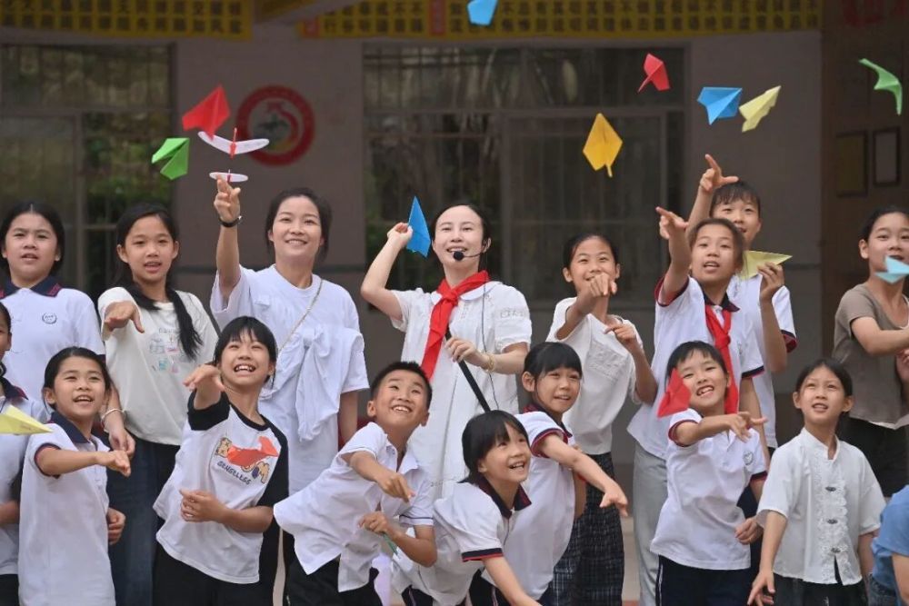 广西梧州市长洲区组织一批老师来到倒水镇大桥小学,开展送教下乡活动 黄孝邦 摄