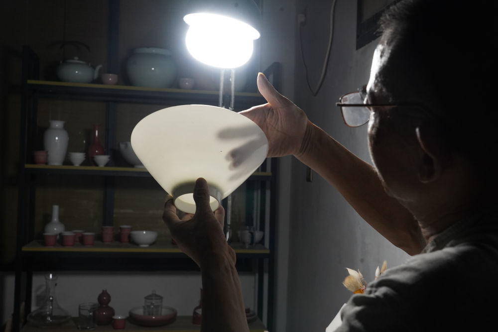 2021年7月14日，景德镇一名制瓷工匠在展示薄胎瓷。新华社记者 周密 摄