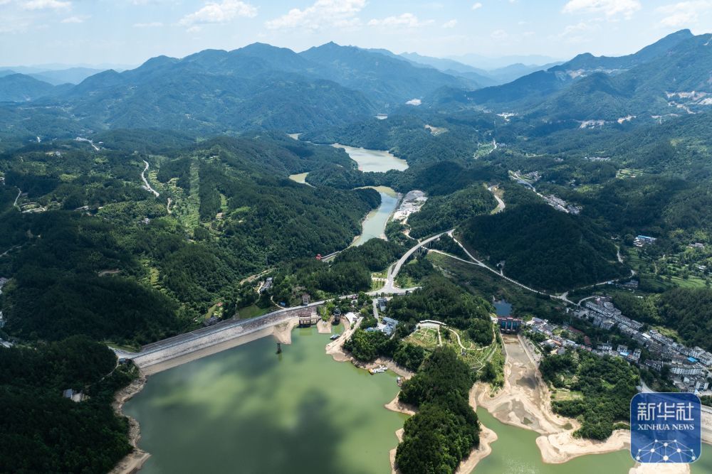 ↑ 7月11日在湖北省黄冈市罗田县拍摄的天堂水库（无人机照片）。新华社记者 伍志尊 摄